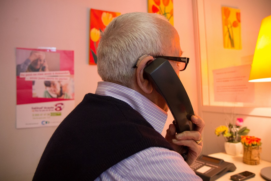 Mis en place en 2007, le numéro vert ''Solitud’écoute'' des Petits Frères des Pauvres propose une écoute gratuite, anonyme et confidentielle qui constitue un lien vers l’extérieur pour toutes les personnes de plus de 50 ans. © Hugues Arbellot