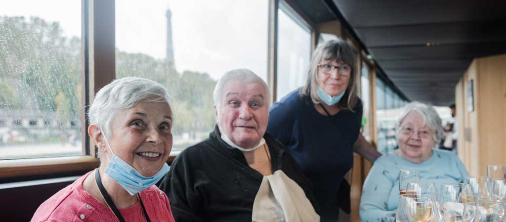 Un rêve se réalise pour 4 personnes âgées accompagnées de 12 autres personnes âgées de l'équipe et 4 bénévoles de Colombes. © Constance Decorde
