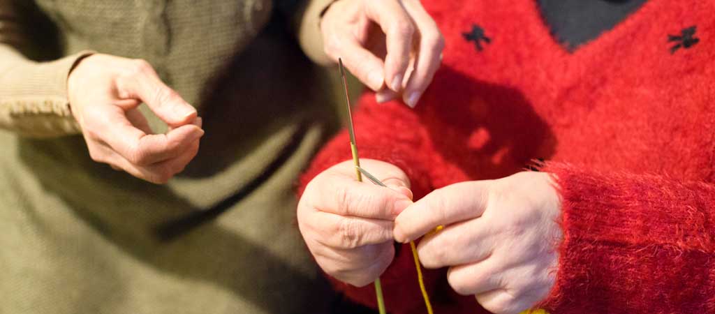 5 bonnes raisons de vous lancer dans le tricot ! © Loïc Trujillo / Petits Frères des Pauvres