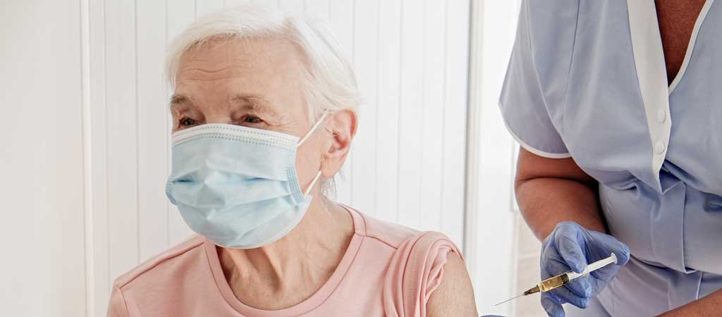 La vaccination, un parcours du combattant pour les personnes âgées les plus isolées. © Evrymmnt/ Shutterstock.com