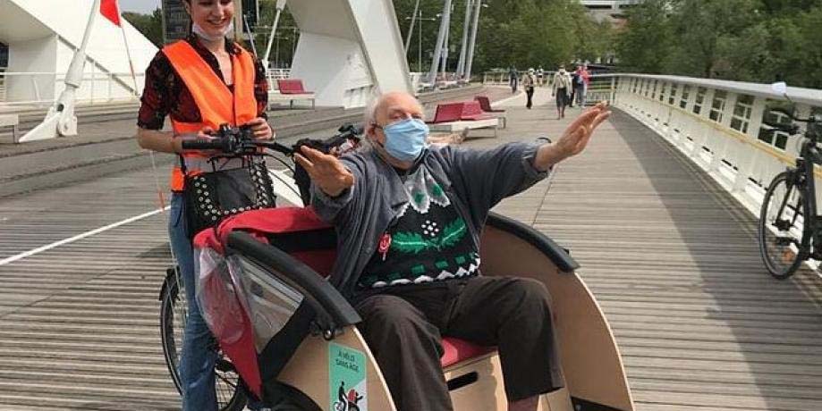 Des balades à Lyon grâce à des bénévoles en triporteur. © A Vélo Sans Âge