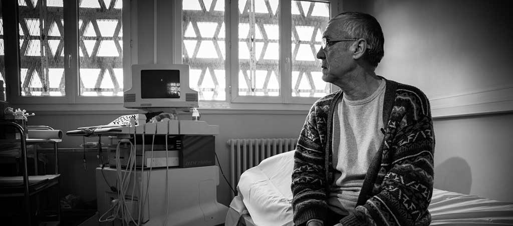 Les Petits Frères des Pauvres visitent les détenus malades en prison. © Yann Proefrock