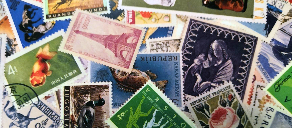 Cartes postales, vinyles, timbres et livres seront en vente à l'Abbaye de la Prée. © Petits Frères des Pauvres