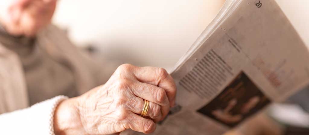 Le journal La Voix du Nord permet à Thérèse de rester informée de l’actualité. © KarinR/ shutterstock.com