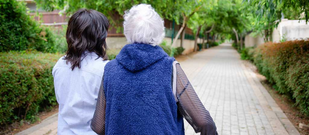 Du bénévolat pour les personnes âgées atteintes de la maladie d'Alzheimer. © verbaska / Shutterstock.com