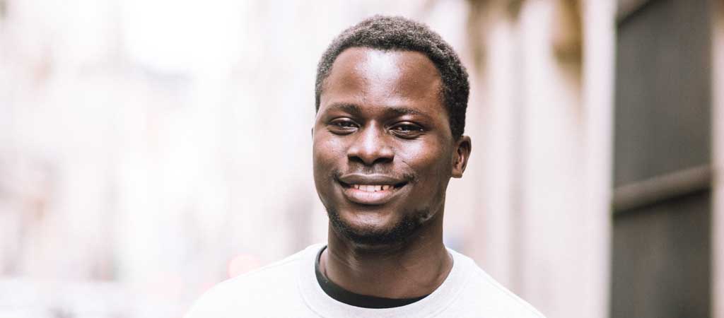Siaka a souhaité s’engager auprès de notre Association pour briser l’isolement des aînés. © Marion Dunyach / Petits Frères des Pauvres