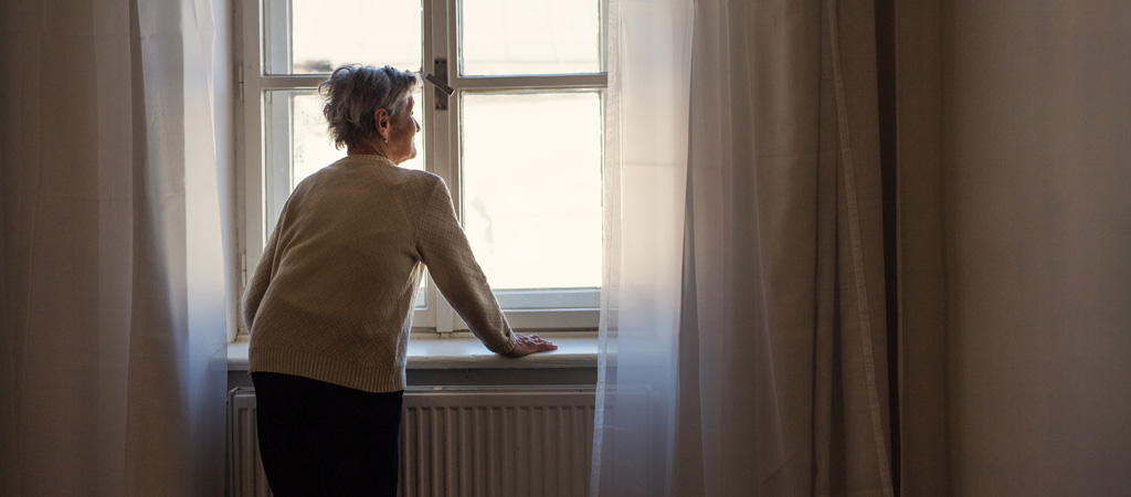 Nombre de nos aînés, comme Christiane, n'osent pas sortir par peur du coronavirus. © Halfpoint_shutterstock.com