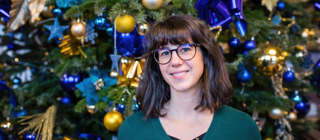 Delphine, bénévole parisienne, engagée toute l'année contre l'isolement et notamment à Noël. © Raphaëlle Trecco / Petits Frères des Pauvres