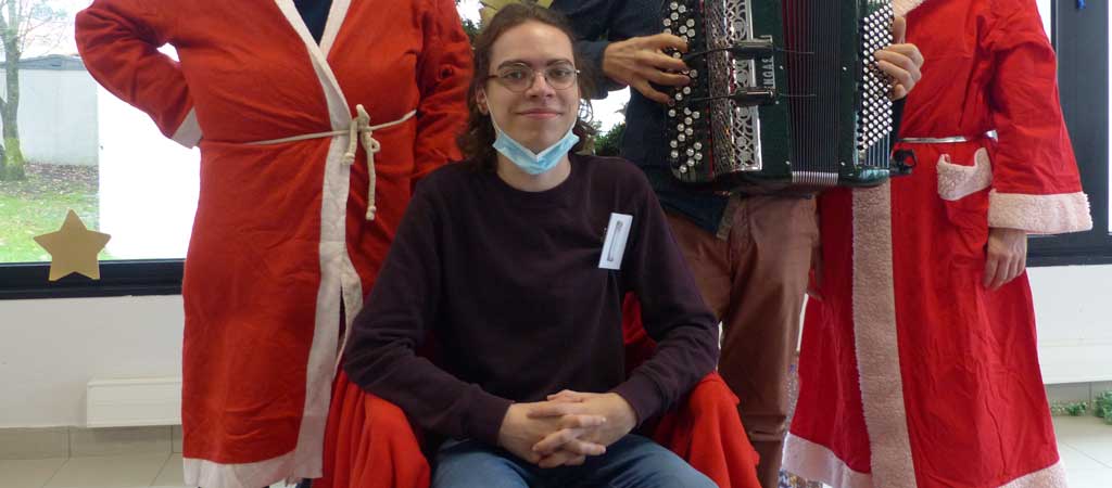 Konstantinos, volontaire européen à Nantes, a été très bien accueilli par les équipes et les personnes âgées accompagnées. © DR