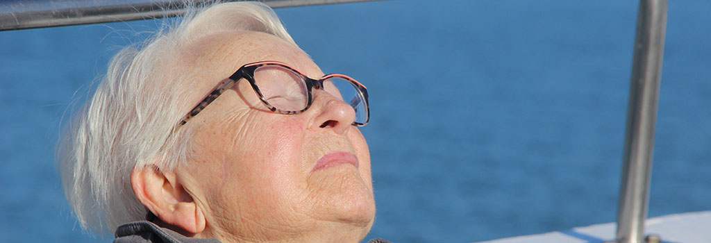 Odette, profite de ses vacances à la mer. © Petits Frères des Pauvres de Lille