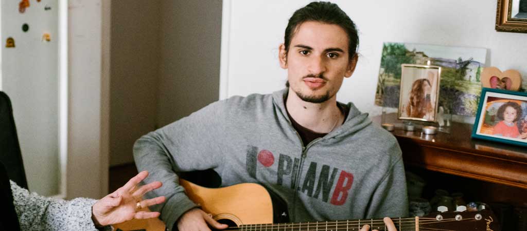Valentin mène le projet Sérénade pendant son service civique aux Petits Frères des Pauvres. © Marion Dunyach / Petits Frères des Pauvres