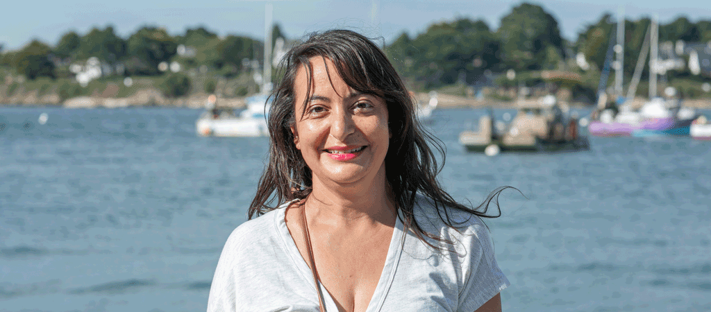 Souad témoigne de son attachement aux séjours de vacances des Petits Frères des Pauvres pour lesquels elle est bénévole. © William Jézéquel / Petits Frères des Pauvres