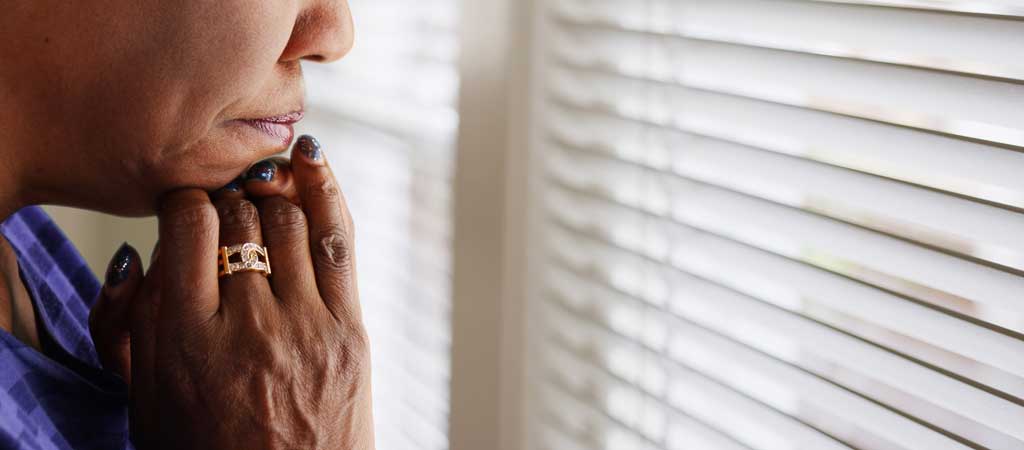 Jeanne-Rachel, relogée d'urgence pendant la crise sanitaire, grâce aux Petits Frères des Pauvres. © Rocketclips, Inc./ Shutterstock.com