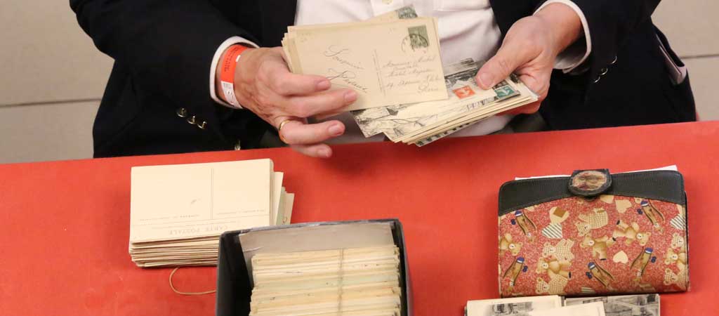 Lors de la vente du 4 décembre, philatélie et numismatique sont à découvrir ! © Patrick Menant / Petits Frères des Pauvres