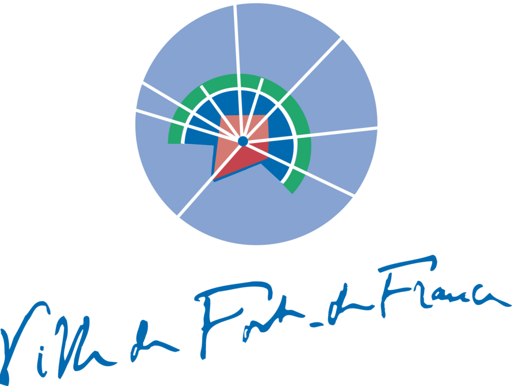 Logo de la Ville de Fort-de-France, composé d'un médaillon circulaire stylisé bleu, vert et rouge évoquant une vue de la ville, accompagné de la signature manuscrite « Ville de Fort-de-France ».