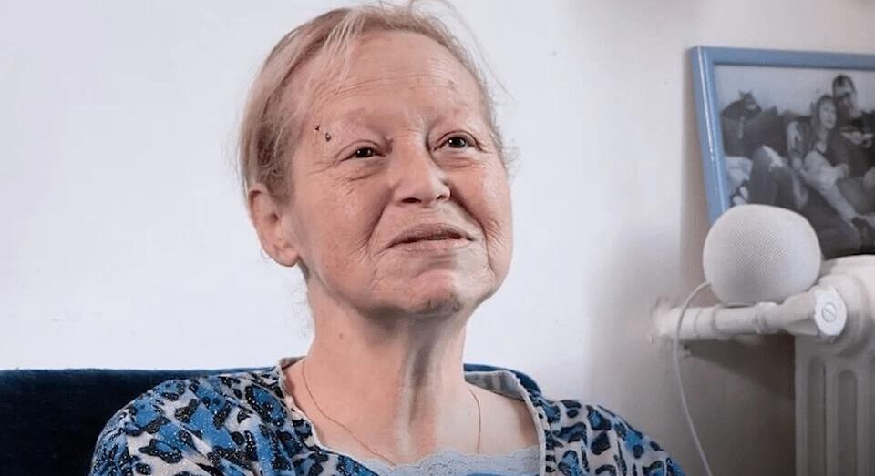 Patricia, une bénéficiaire d'un logement diffus des Petits Frères des Pauvres, dans son salon