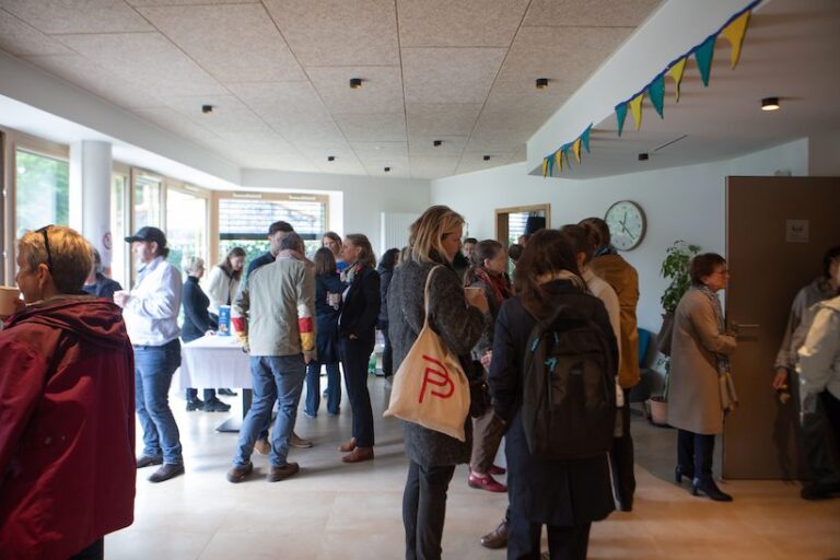 Participants à l'inauguration de la pension de famille des Petits Frères des Pauvres "Bords de Sevre" en avril 2025