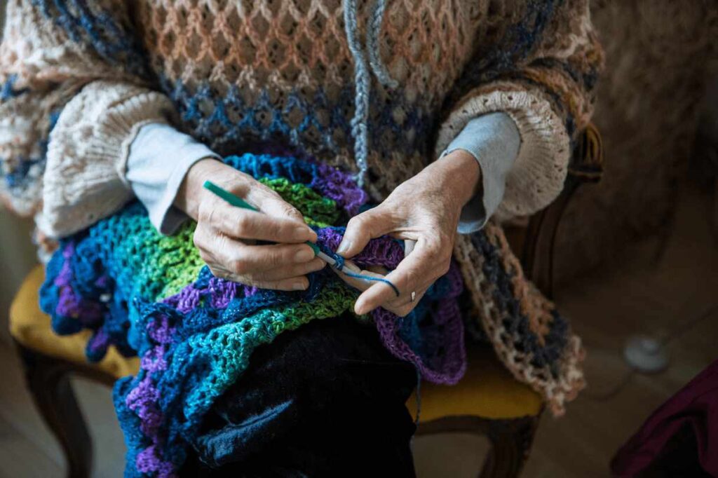 Les mains de Véronique, habitante de la pension de famille "Bords de Sèvre" à Vertou en train de tricoter