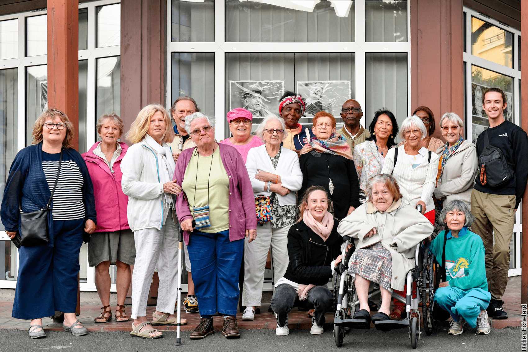 Groupe de personnes âgées accompagnées par les Petits Frères des Pauvres lors d'un séjour de vacances