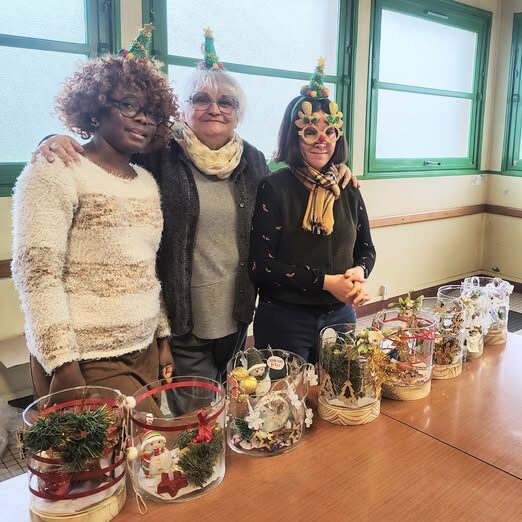 Préparation de compositions florales par l'équipe de Flers pour les personnes hospitalisées petits frères des pauvres colis de Noël