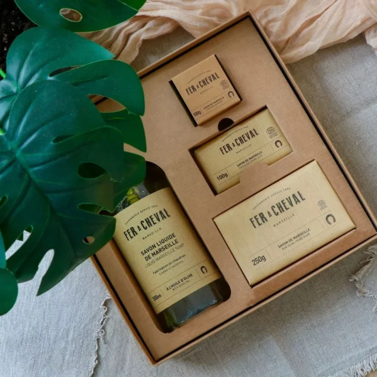 Coffret de savons de Marseille Fer à Cheval à l’huile d’olive, comprenant savons solides et savon liquide, présenté dans un emballage kraft naturel.