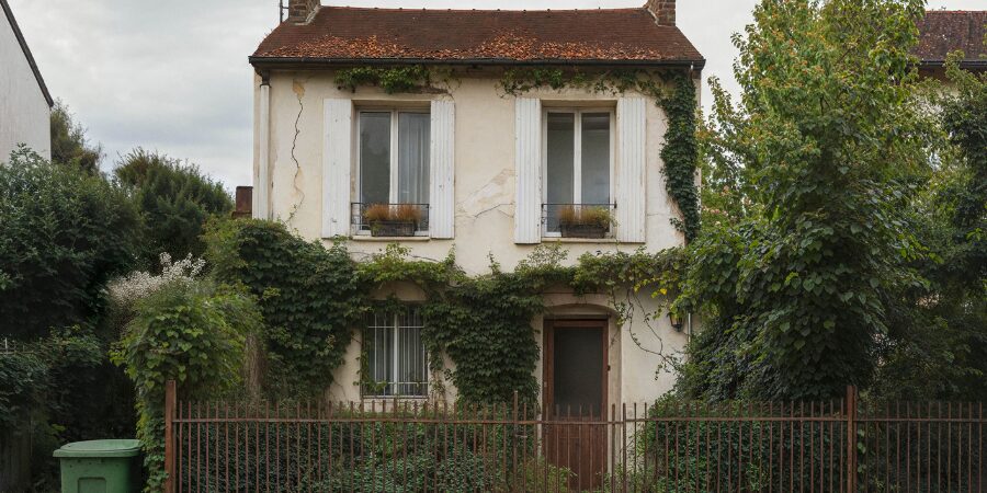 mort solitaire personne âgée maison abandonnée petits Frères des pauvres