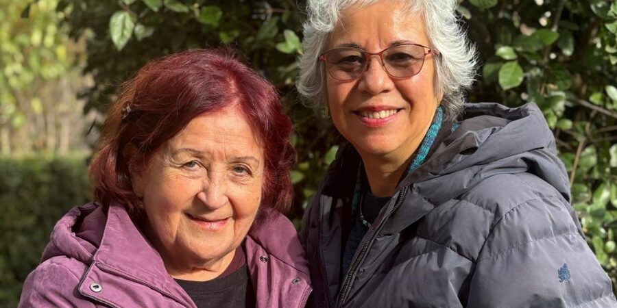 Marcela, 81 ans, accompagnée par les Petits Frères des Pauvres, en compagnie de Lorna, bénévole à l'équipe de Limoux Petits Frères des Pauvres