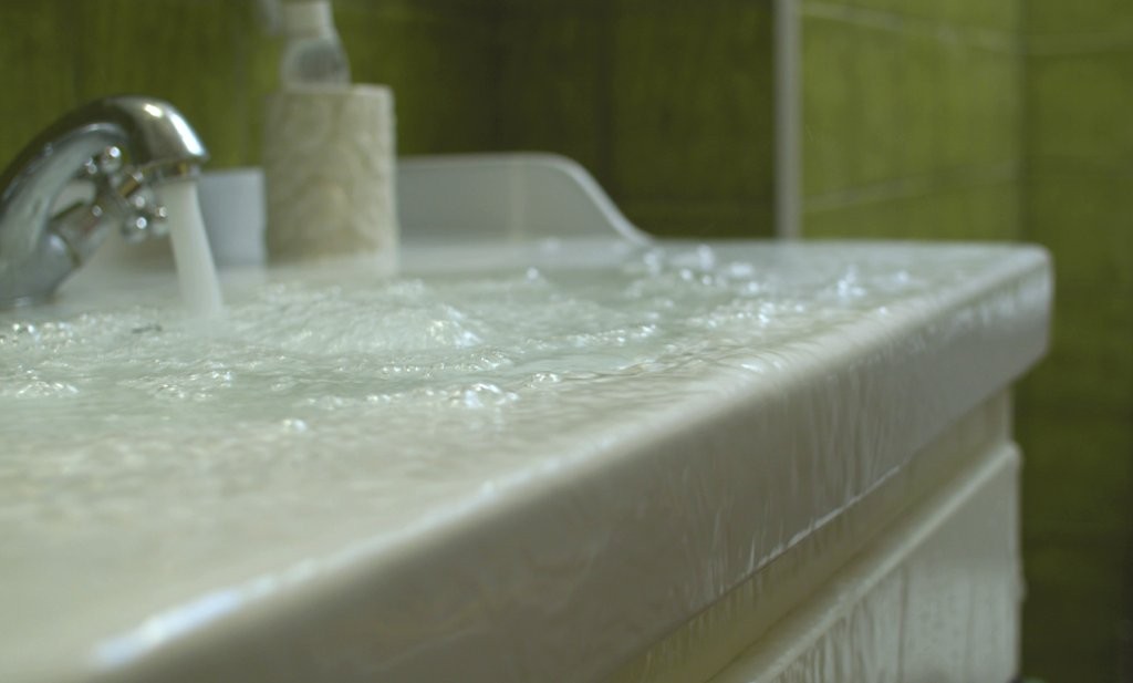 mort solitaire évier personne âgée petits Frères des pauvres