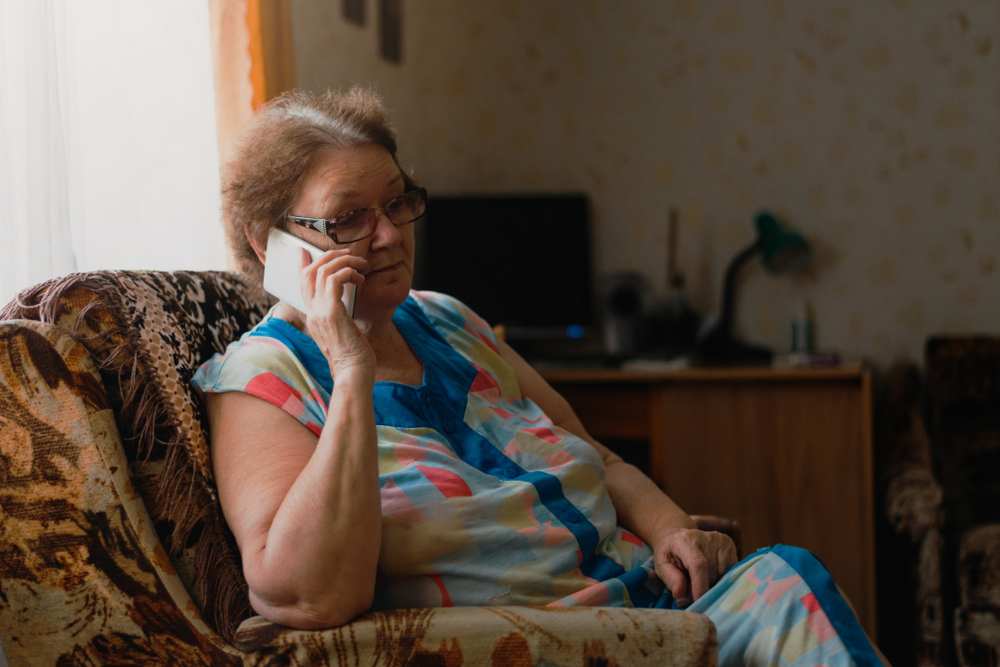 solitude parent âgé isolement petits frères des pauvres appel téléphonique