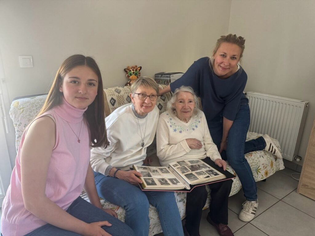 Andréa, 93 ans, au centre, entourée de Mireille sa petite cousine, ainsi que sa fille et sa petite-fille, lors de leurs retrouvailles après 33 ans d'absence Petits Frères des Pauvres