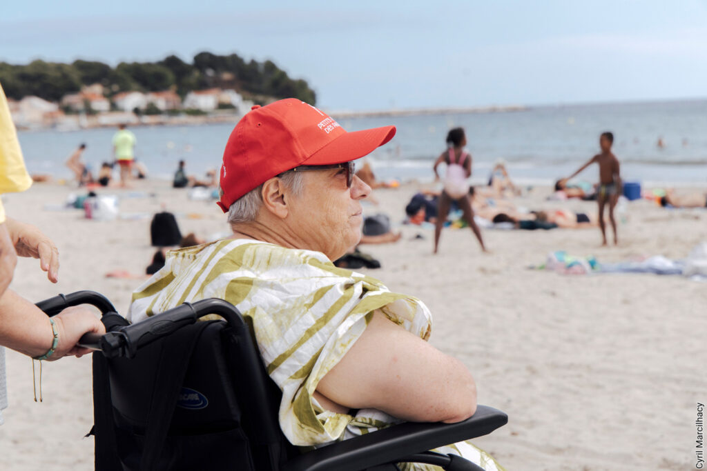 Personnes âgées en séjour de vacances à la villa des Fleurs, maison de vacances des Petits Frères des Pauvres à La Seyne-sur-Mer (Var)
