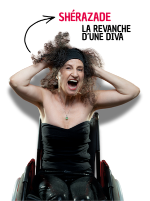 Portrait d'une femme en fauteuil roulant, riant aux éclats les mains dans ses cheveux bouclés, vêtue d'une tenue noire pailletée, avec le texte « Shérazade, la revanche d'une diva ».