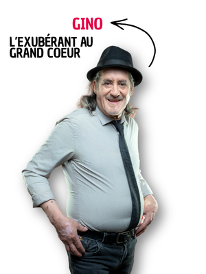 Portrait d'un homme âgé coiffé d'un chapeau noir, souriant, en chemise et cravate, les pouces glissés dans son jean, avec le texte « Gino, l'exubérant au grand cœur ».