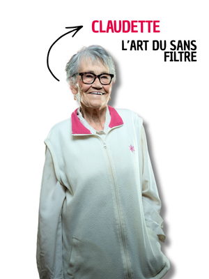 Portrait d'une femme âgée à lunettes, souriante, en veste polaire écrue et rose, avec le texte « Claudette, l'art du sans filtre ».