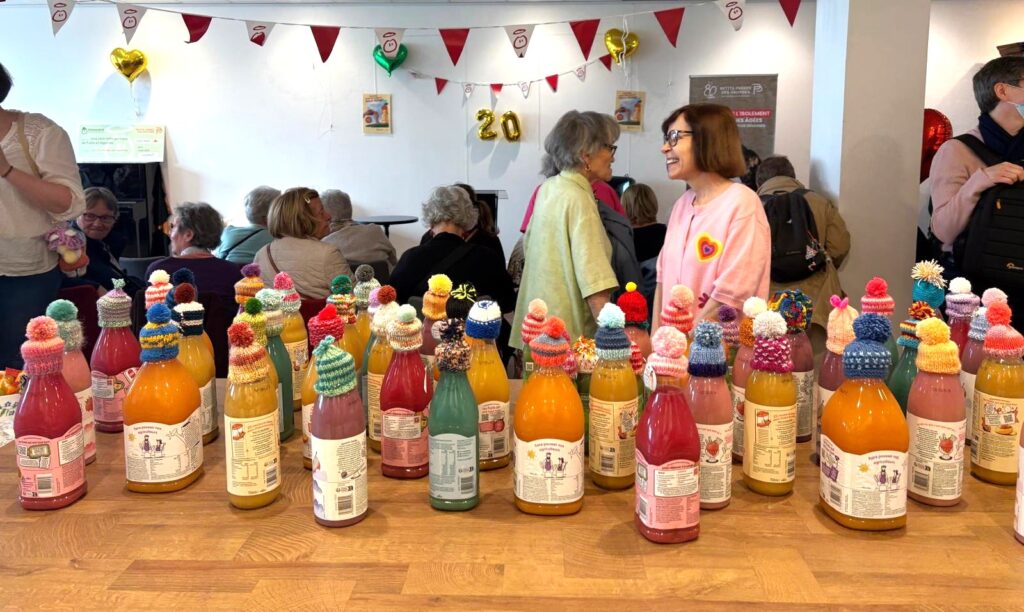 Remise chèque partenariat innocent petits bonnets Petits Frères des Pauvres