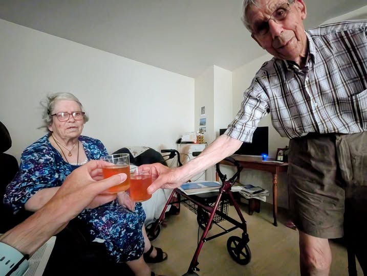 Madeleine, André et le bénévole Alain partagent un moment au frais chez Madeleine pendant la canicule