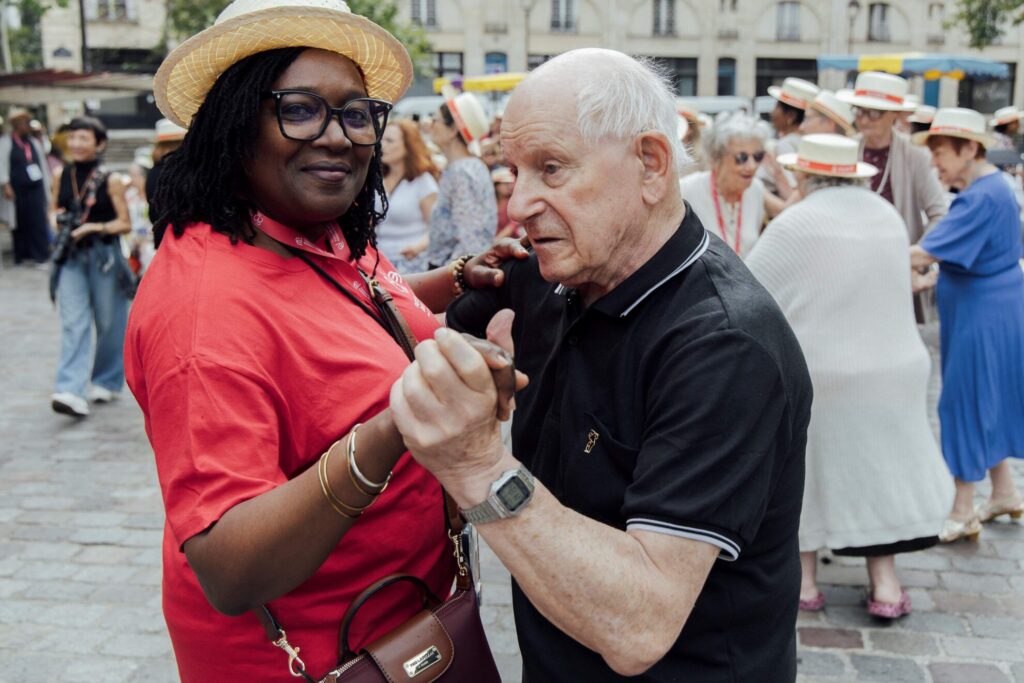 80 ans des Petits Frères des Pauvres : Paris a ouvert le bal (populaire)