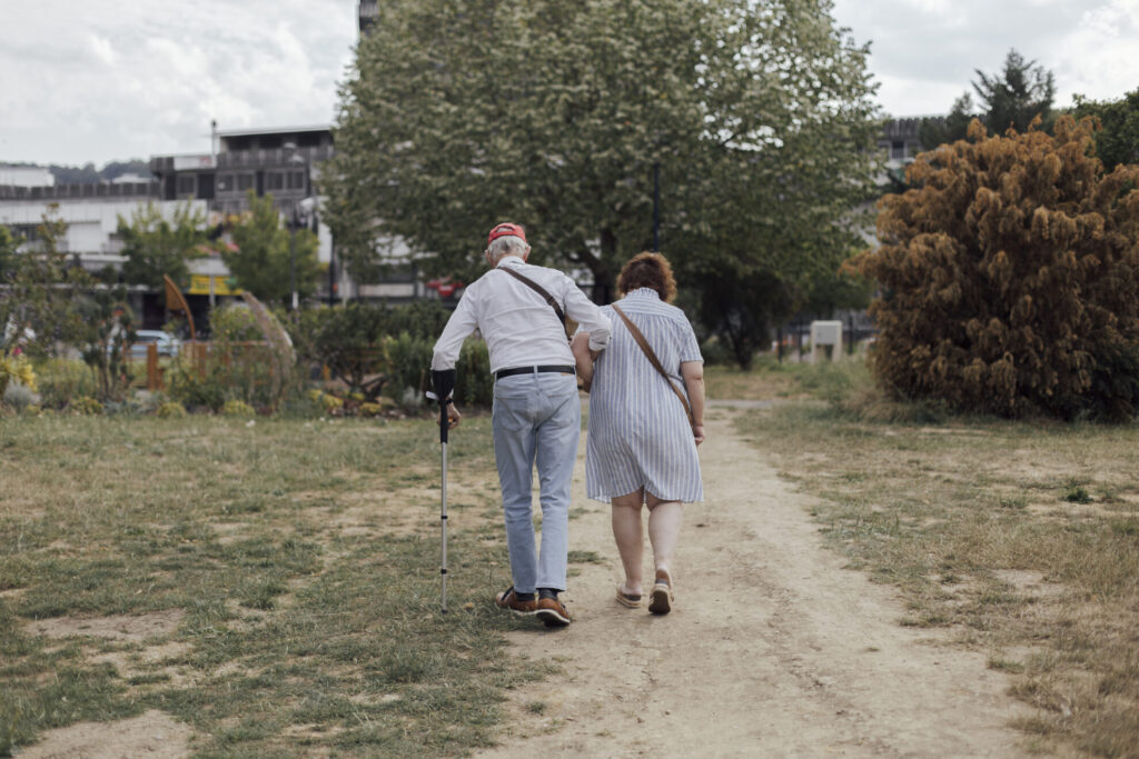 Comment les Petits Frères des Pauvres agissent face aux problèmes de mobilité des personnes âgées