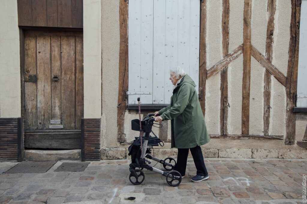 Le nouveau rapport des Petits Frères des Pauvres, publié en octobre 2026, dresse un état des lieux inédit de la mobilité après 60 ans. Il révèle à quel point se déplacer moins, c'est souvent vivre plus seul.