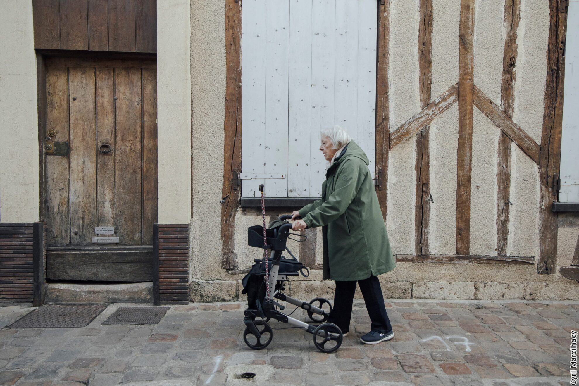 Le nouveau rapport des Petits Frères des Pauvres, publié en octobre 2026, dresse un état des lieux inédit de la mobilité après 60 ans. Il révèle à quel point se déplacer moins, c'est souvent vivre plus seul.