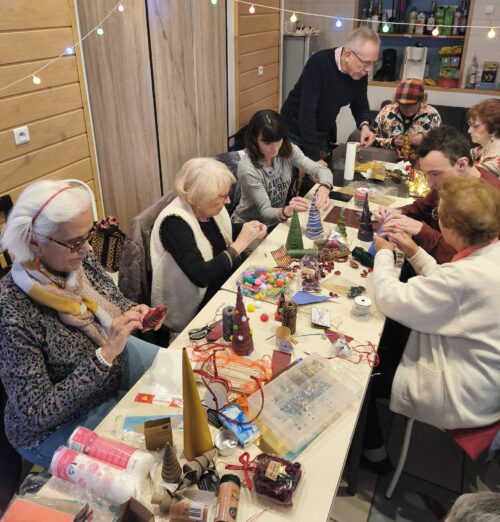 Les personnes accompagnées terminent la décoration des tables du réveillon à Besançon (Doubs).